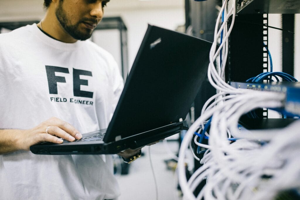 Acceder a la configuración avanzada de routers te permite personalizar el ancho de banda para cada dispositivo