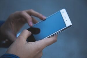 Errores comunes que impiden optimizar batería del móvil y cómo evitarlos