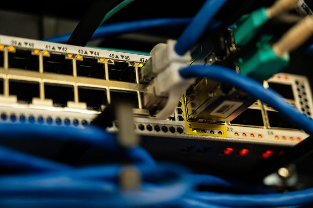 Para proteger tu red, es recomendable explorar la configuración avanzada de routers y activar firewalls.¡