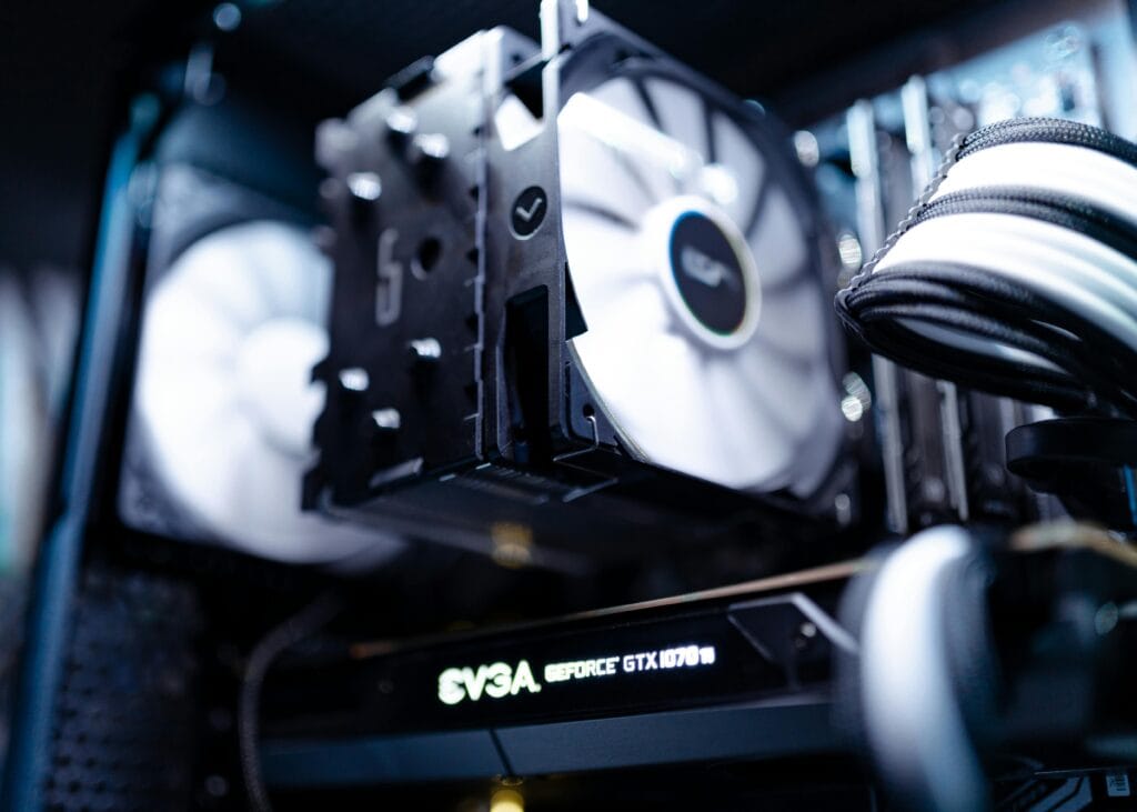 Al construir una PC gamer alta gama, asegúrate de contar con suficiente refrigeración para evitar el sobrecalentamiento