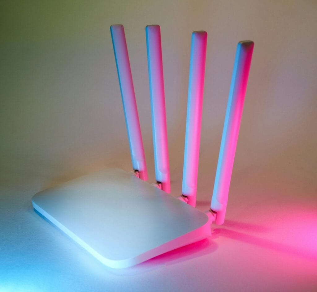 La configuración avanzada de routers incluye ajustes como QoS, VPN y filtrado de direcciones MAC.