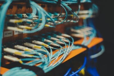 La configuración avanzada de routers permite optimizar el rendimiento y la seguridad de la red